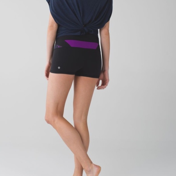 Lululemon Boogie Short Black / Shadow Wrap Multi / Tender Violet Size 2 - Picture 9 of 12